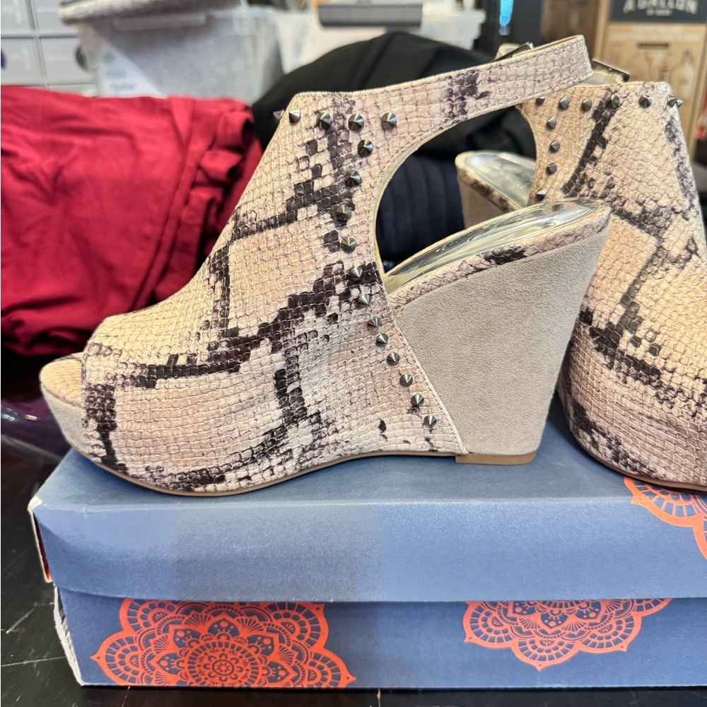 New Platform Snake & Metallic Stud Open Toe Shoe- multiple sizes - Picture 7 of 8